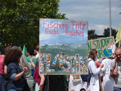 Plakat "Fischers Fritz fischt frisches Plastik"