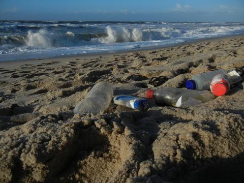 Meeresmüll/Plastikflaschen am Strand